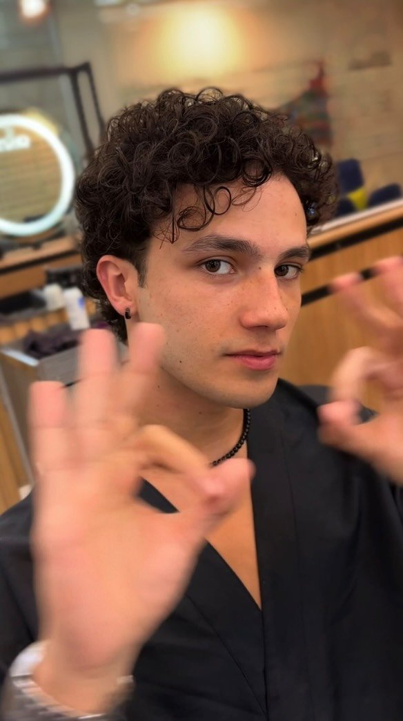 Corte masculino com cachos