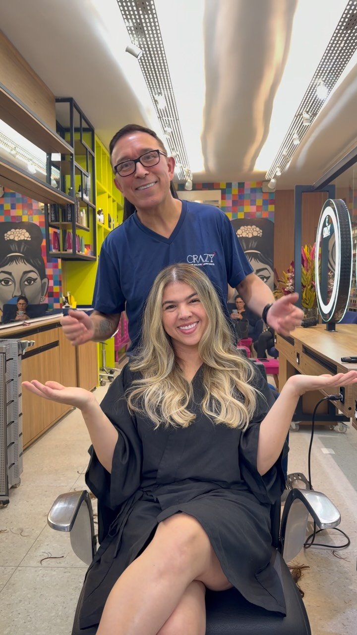 Jonas Maciel com cliente no Crazy Hair Saloon